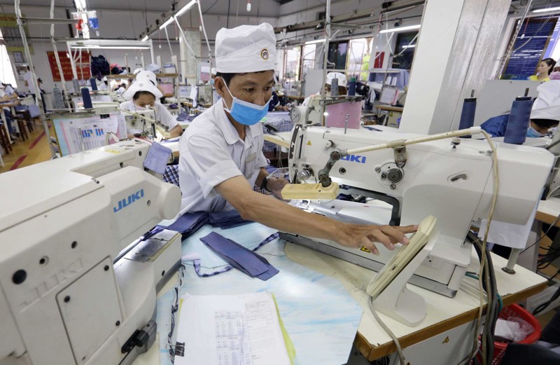 Tăng làm thêm giờ áp dụng trong năm 2022 trong bối cảnh phục hồi kinh tế. Ảnh: TTXVN Tăng làm thêm giờ áp dụng trong năm 2022 trong bối cảnh phục hồi kinh tế. Ảnh: TTXVN