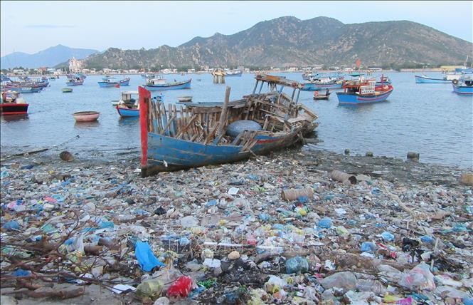 Rác thải tồn đọng tại khu vực ven bờ Đầm Nại (Ninh Thuận). Ảnh (tư liệu): Nguyễn Thành/TTXVN