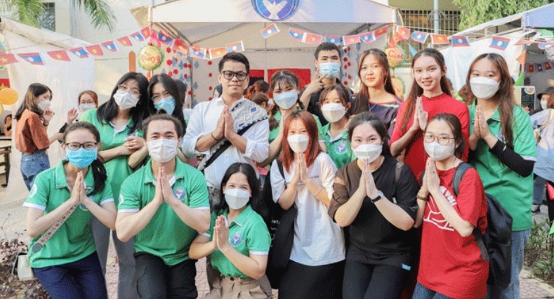 Các sinh viên Việt - Lào tại ngày hội giao lưu văn hóa. Ảnh: VIỆT THẮNG Các sinh viên Việt - Lào tại ngày hội giao lưu văn hóa. Ảnh: VIỆT THẮNG