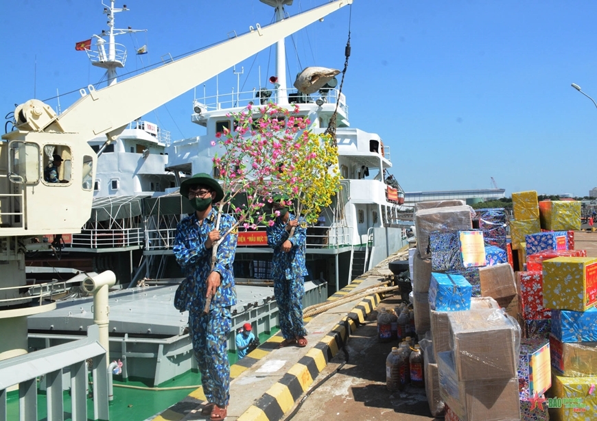 海岛新年春意浓：越南海军第二军区司令部将春意送给为海岛上的官兵们