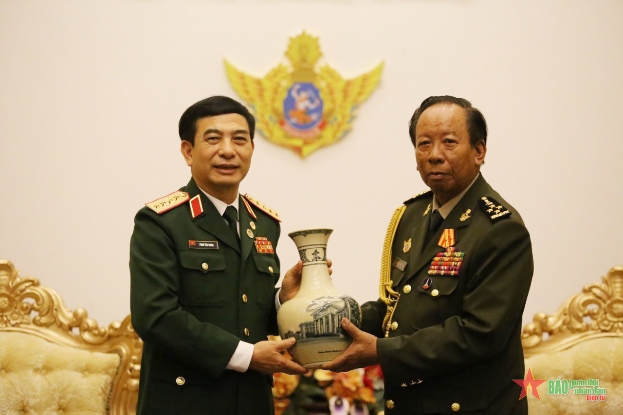 越南国防部部长潘文江大将向柬埔寨国防大臣迪班(Tea Banh)赠送纪念品 越南国防部部长潘文江大将向柬埔寨国防大臣迪班(Tea Banh)赠送纪念品
