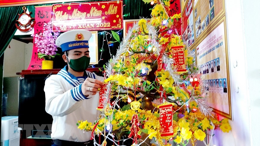 与坚守DK1海上高脚屋战士们欢度春节