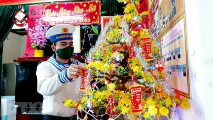 与坚守DK1海上高脚屋战士们欢度春节