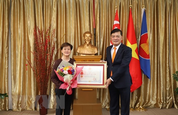 越南驻新加坡大使梅福勇向新加坡驻越南前大使凯瑟琳王授予“友谊勋章”和“为各民族间和平友谊”纪念章 越南驻新加坡大使梅福勇向新加坡驻越南前大使凯瑟琳王授予“友谊勋章”和“为各民族间和平友谊”纪念章