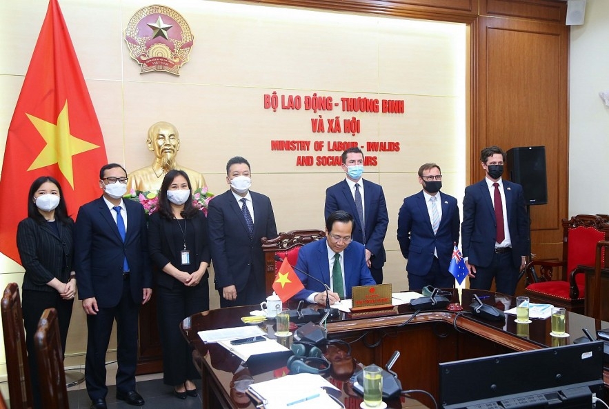 越南劳动荣军社会部部长陶玉蓉签署关于协助越南公民参与澳大利亚农业劳动力计划的谅解备忘录