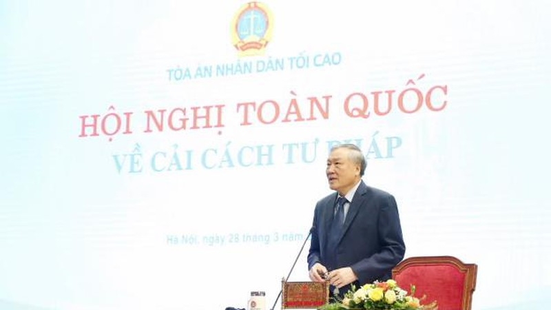 越共中央政治局委员、中央书记处书记、最高人民法院院长阮和平在会议上发表讲话 越共中央政治局委员、中央书记处书记、最高人民法院院长阮和平在会议上发表讲话