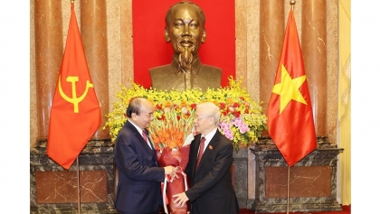 前国家主席阮富仲与新任国家主席阮春福进行交接工作