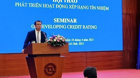金融机构事务司副司长阮黄阳在研讨会上发表讲话。 金融机构事务司副司长阮黄阳在研讨会上发表讲话。