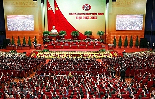 越南侨胞和法国朋友相信越南将继续稳步前进