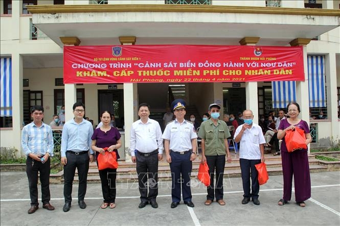 “越南海警与渔民同行”——海警为人民助贫送温暖