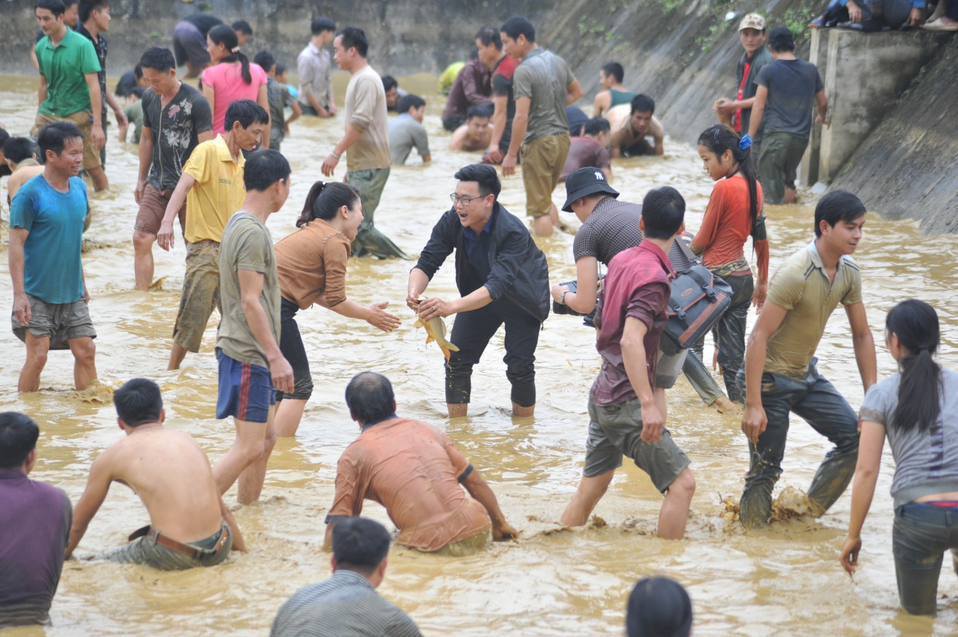 越南宣光省纳杭(Na Hang)县能卡(Năng Khả)乡正在举行空手抓鱼节,吸引数百人走进池中空手抓渔 越南宣光省纳杭(Na Hang)县能卡(Năng Khả)乡正在举行空手抓鱼节,吸引数百人走进池中空手抓渔