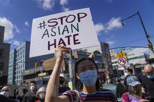 亚裔美国人上街游行反对针对其的仇恨犯罪行为(图:越通社) 亚裔美国人上街游行反对针对其的仇恨犯罪行为(图:越通社)