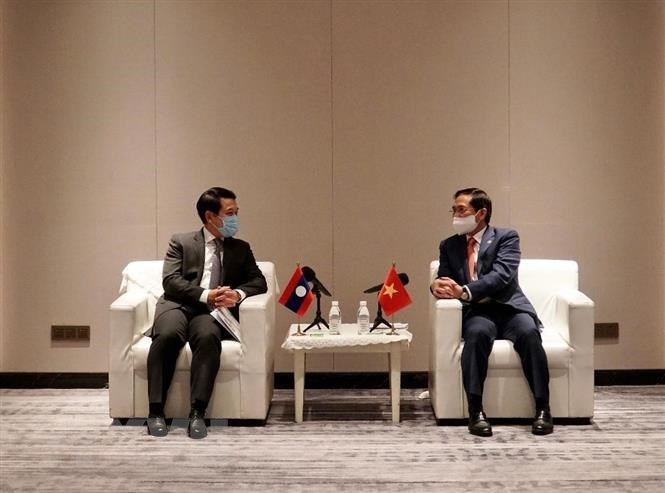 越南外交部长裴青山会见了老挝外交部长沙伦赛•贡玛西(图:越通社) 越南外交部长裴青山会见了老挝外交部长沙伦赛•贡玛西(图:越通社)