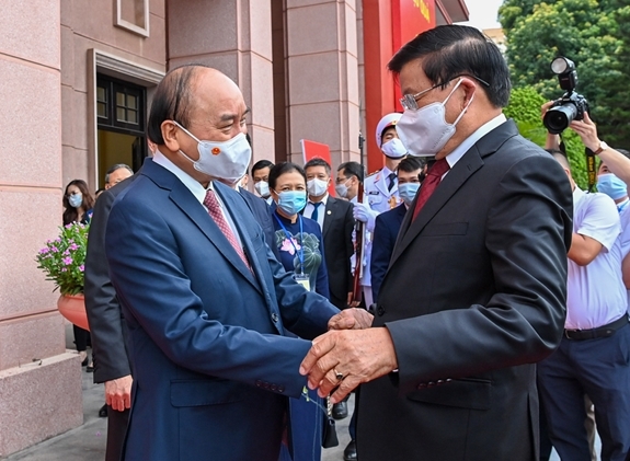 越南国家主席阮春福迎接老挝人民革命党中央总书记、国家主席通伦•西苏里 越南国家主席阮春福迎接老挝人民革命党中央总书记、国家主席通伦•西苏里