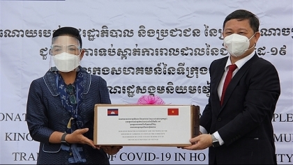 胡志明市接受来自柬埔寨捐赠的疫情防控医疗物资和设备