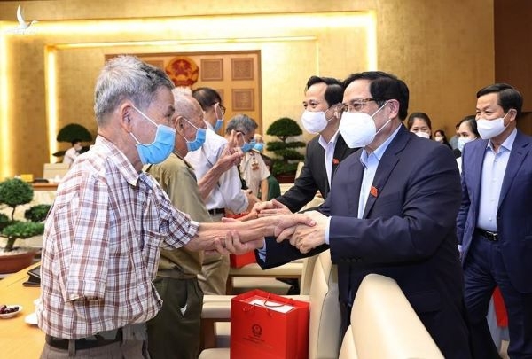 范明正总理决定向242位烈士授予“祖国记功”证书