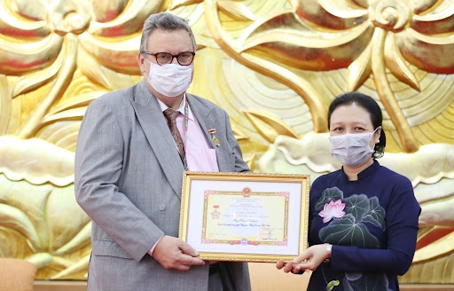 越南向芬兰驻越大使授予“致力于各民族和平友谊”纪念章