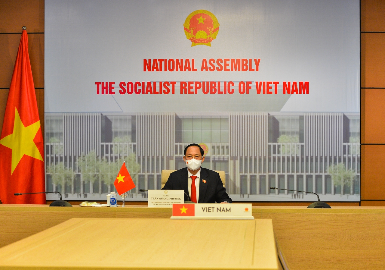 以越南国会副主席陈光芳上将为团长的国会代表团在河内出席了会议 以越南国会副主席陈光芳上将为团长的国会代表团在河内出席了会议