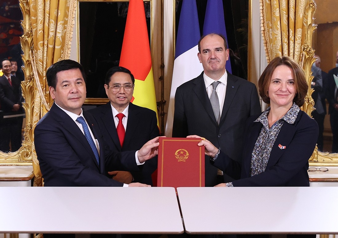 越南政府总理范明政在马蒂尼翁宫与法国总理让·卡斯特克斯举行会谈 越南政府总理范明政在马蒂尼翁宫与法国总理让·卡斯特克斯举行会谈