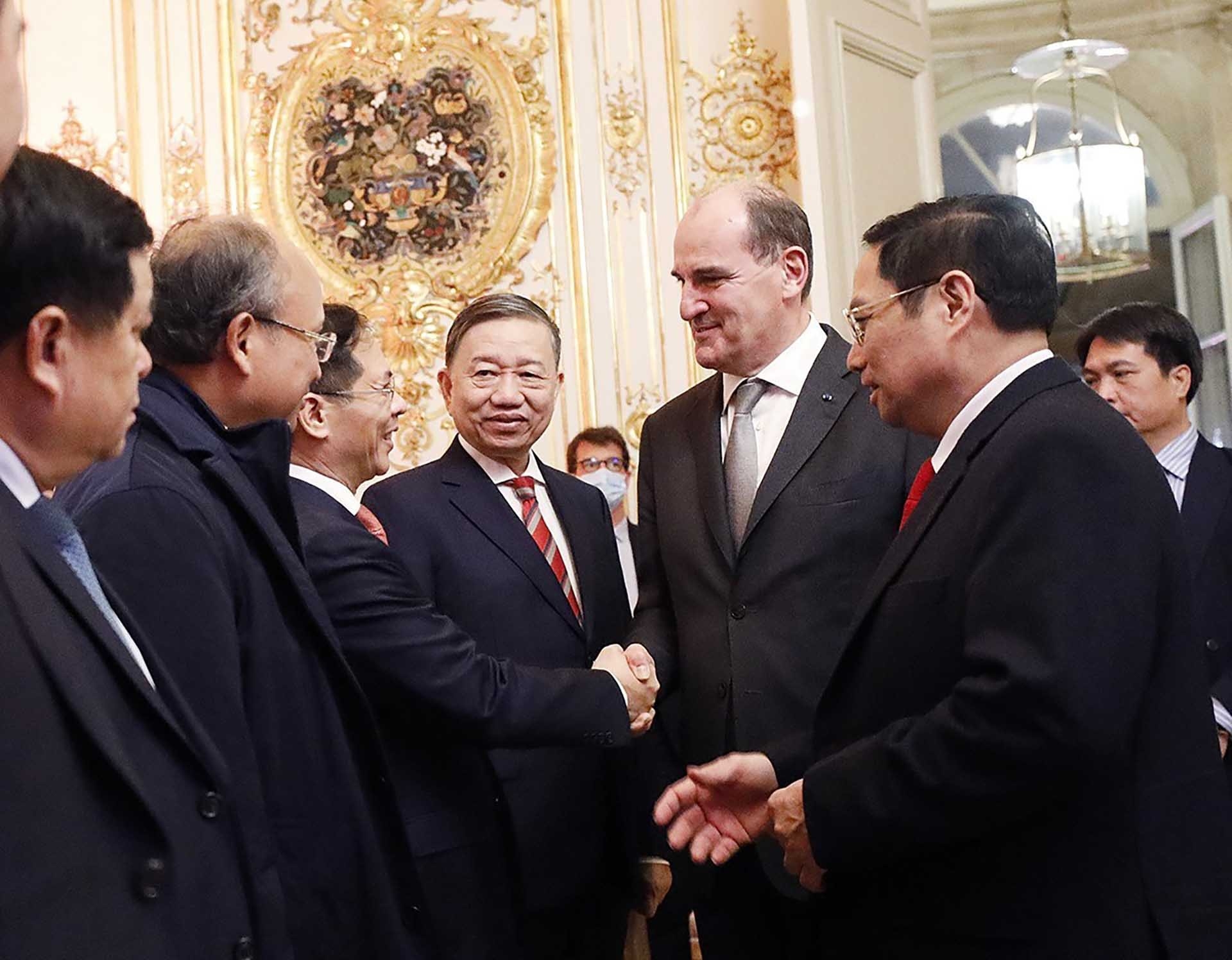 越南政府总理范明政在马蒂尼翁宫与法国总理让·卡斯特克斯举行会谈 越南政府总理范明政在马蒂尼翁宫与法国总理让·卡斯特克斯举行会谈