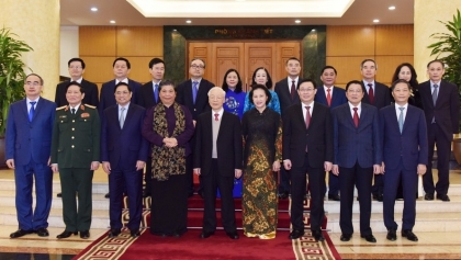 为六位中央政治局委员、中央书记处书记主持退休证发放仪式