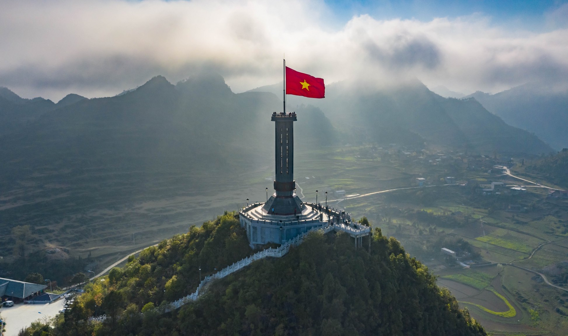 龙鼓旗台位于海拔1468米的龙山山顶（图：vivu.net）