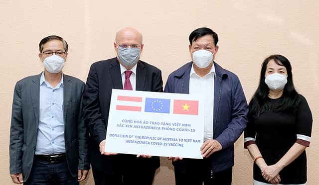 越南卫生部接受由奥地利政府捐赠的5万剂新冠疫苗。图自越通社 越南卫生部接受由奥地利政府捐赠的5万剂新冠疫苗。图自越通社