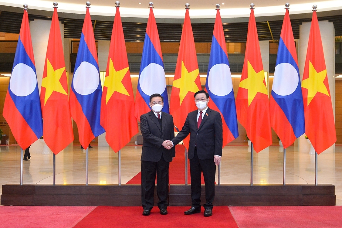 越南国会主席与老挝国会主席举行会谈 越南国会主席与老挝国会主席举行会谈