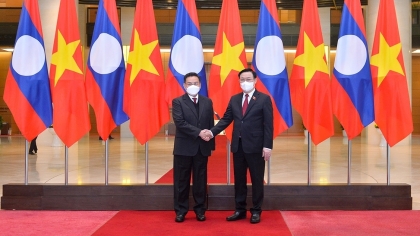 越南国会主席与老挝国会主席举行会谈