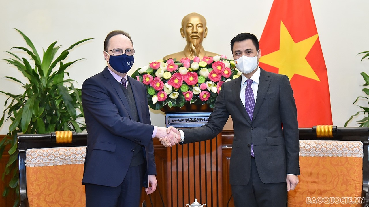 越南外交部副部长邓黄江会见俄罗斯驻越南大使根纳季·贝兹德科（图：baoquocte.vn）
