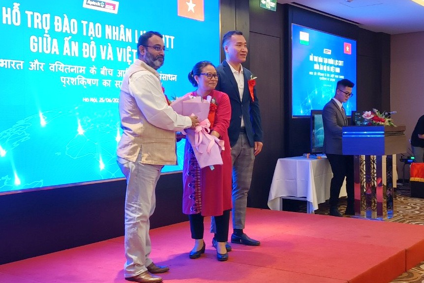 Từ trái qua phải: Ông Kallol Mukherjee (Phó Chủ tịch Tập đoàn Aptech Ấn Độ), bà Mini Devi Kumam (Bí thư thứ nhất Đại sứ quán Ấn Độ tại Việt Nam) và ông Chu Tuấn Anh (Giám đốc Hệ thống Đào tạo Lập trình viên Quốc tế Aptech) làm lễ ra mắt chương trình chương trình đào tạo Lập trình viên Game Quốc tế đầu tiên tại Việt Nam. Từ trái qua phải: Ông Kallol Mukherjee (Phó Chủ tịch Tập đoàn Aptech Ấn Độ), bà Mini Devi Kumam (Bí thư thứ nhất Đại sứ quán Ấn Độ tại Việt Nam) và ông Chu Tuấn Anh (Giám đốc Hệ thống Đào tạo Lập trình viên Quốc tế Aptech) làm lễ ra mắt chương trình chương trình đào tạo Lập trình viên Game Quốc tế đầu tiên tại Việt Nam.