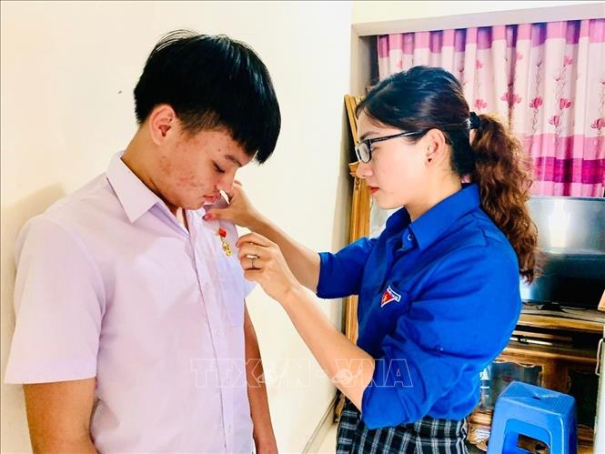 Trao tặng Huy hiệu Tuổi trẻ dũng cảm cho học sinh cứu người bị đuối nước Chú thích ảnh