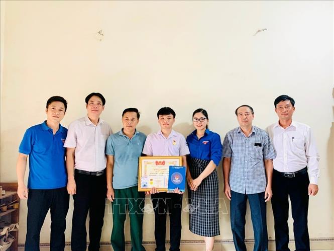 Trao tặng Huy hiệu Tuổi trẻ dũng cảm cho học sinh cứu người bị đuối nước Chú thích ảnh