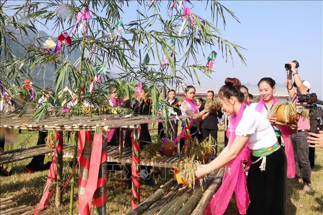 Đặc sắc Lễ hội Kin lẩu khẩu mẩu (lễ hội Cốm mới) của đồng bào dân tộc Thái ở Lai Châu Chú thích ảnh