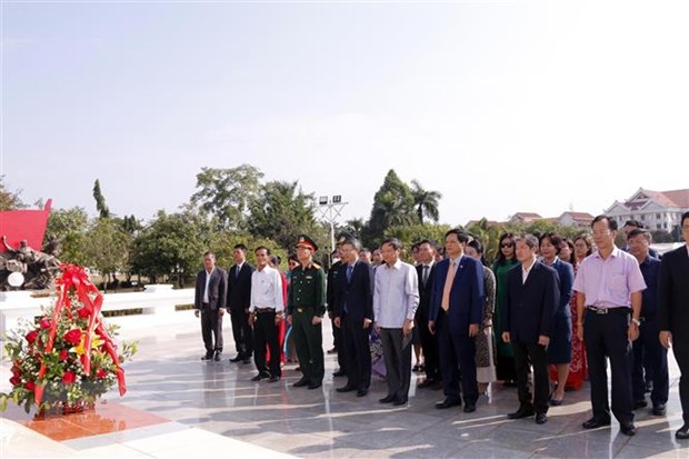 Người Việt ở Lào tưởng niệm ngày sinh chủ tịch Lào Kaysone Phomvihane hình ảnh 1 Nguoi Viet o Lao tuong niem ngay sinh chu tich Lao Kaysone Phomvihane hinh anh 1