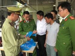 2 doi tuong cau trom cho bi dan lang vay danh dot xe o nghe an