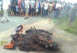 video nhom nguoi bieu tinh o my dap pha va dot chay hang loat o to mercedes