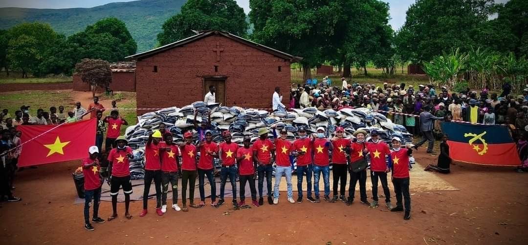 Chàng trai Việt và tấm lòng thơm thảo dành cho người dân nghèo Angola Chàng trai Việt và tấm lòng thơm thảo dành cho người dân nghèo Angola