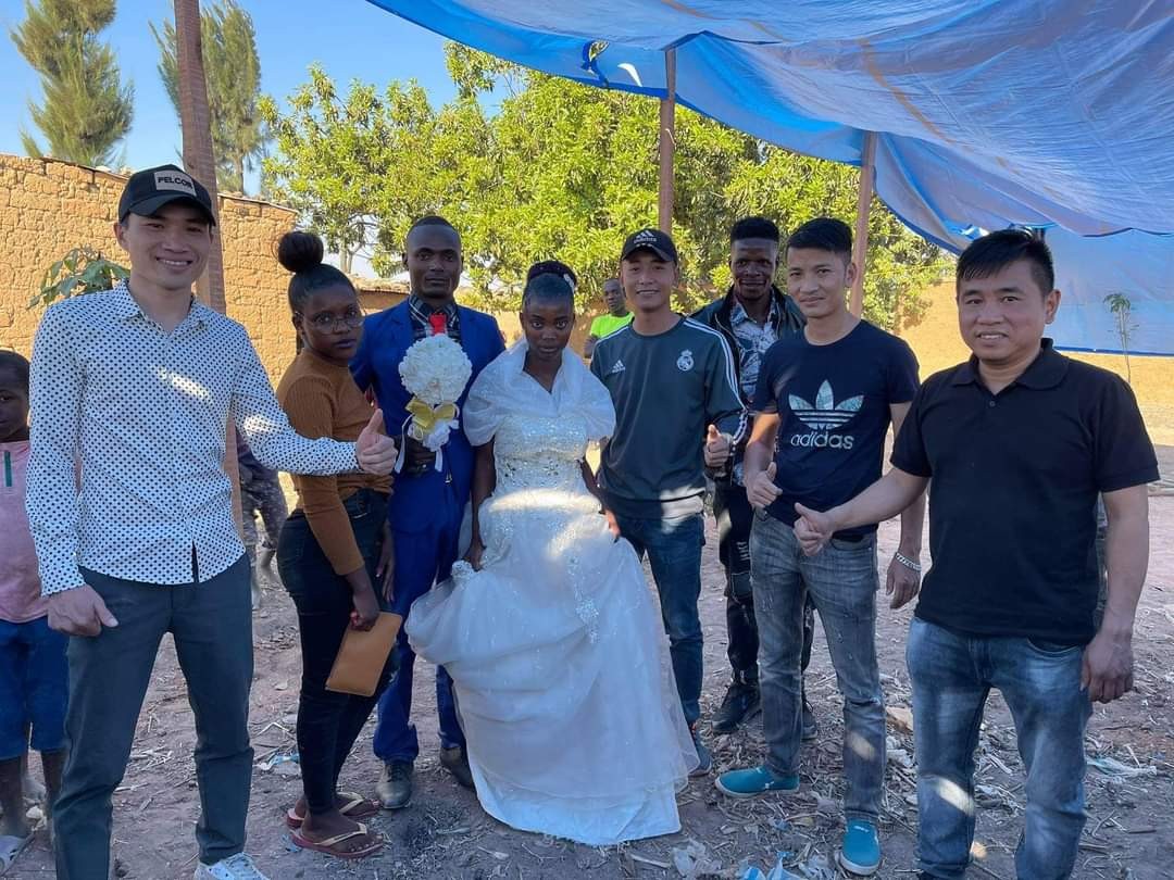 Chàng trai Việt và tấm lòng thơm thảo dành cho người dân nghèo Angola Chàng trai Việt và tấm lòng thơm thảo dành cho người dân nghèo Angola
