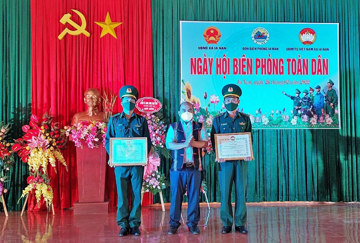 Mỗi người dân là 'cột mốc sống' bảo vệ chủ quyền an ninh biên giới Mỗi người dân là 'cột mốc sống' bảo vệ chủ quyền an ninh biên giới