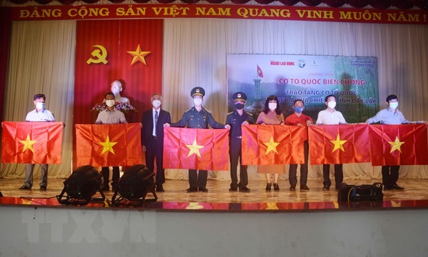 Trao tặng 10.000 lá cờ Tổ quốc cho chiến sỹ và nhân dân vùng biên giới tỉnh Đắk Lắk Trao tặng 10.000 lá cờ Tổ quốc cho chiến sỹ và nhân dân vùng biên giới tỉnh Đắk Lắk