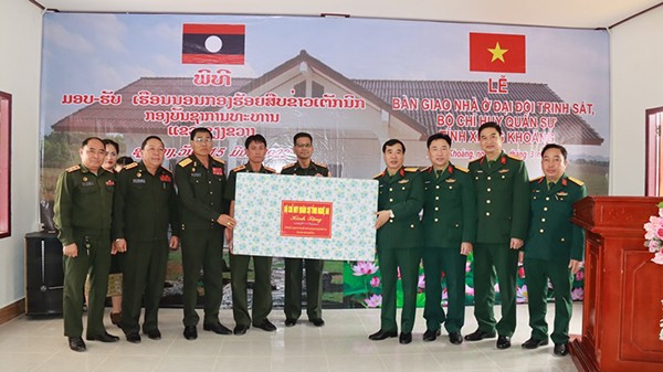 Trao tặng nhà ở cho cán bộ, nhân viên Đại đội Trinh sát” tỉnh Xiêng Khoảng (Lào)