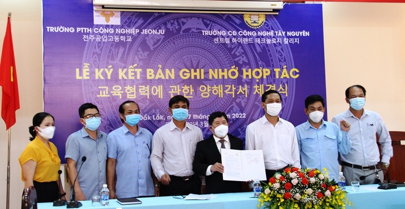 Đắk Lắk (Việt Nam) và Jeollabuk-do (Hàn Quốc) thắt chặt quan hệ thông qua giáo dục Đắk Lắk (Việt Nam) và Jeollabuk-do (Hàn Quốc) thắt chặt quan hệ thông qua giáo dục