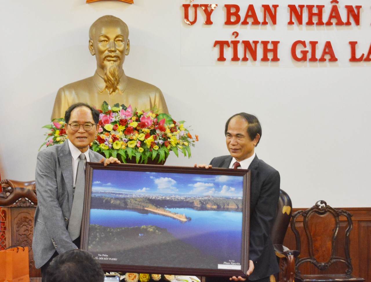 Đại sứ Park Noh-wan mong muốn tỉnh Gia Lai kết nghĩa với một tỉnh của Hàn Quốc Đại sứ Park Noh-wan mong muốn tỉnh Gia Lai kết nghĩa với một tỉnh của Hàn Quốc