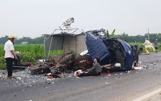 Hai xe tải đấu đầu trên đường cao tốc, 1 tài xế tử vong hai xe tai dau dau tren duong cao toc 1 tai xe tu vong
