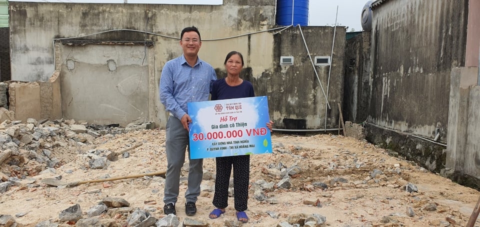 Nghệ An: Bàn giao ngôi nhà tình nghĩa cho cụ bà neo đơn có hoàn cảnh khó khăn Nghệ An: Bàn giao ngôi nhà tình nghĩa cho cụ bà neo đơn có hoàn cảnh khó khăn