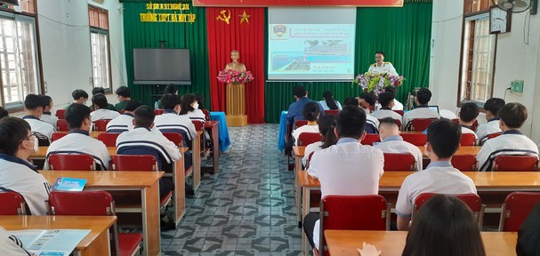 Hơn 800 học sinh Nghệ An được tuyên truyền biển, đảo để thu hút nguồn nhân lực cho Hải quân Hơn 800 học sinh Nghệ An được tuyên truyền biển, đảo để thu hút nguồn nhân lực cho Hải quân