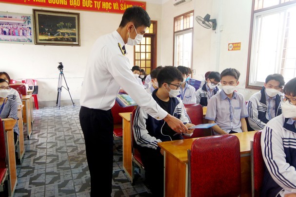 Hơn 800 học sinh Nghệ An được tuyên truyền biển, đảo để thu hút nguồn nhân lực cho Hải quân Hơn 800 học sinh Nghệ An được tuyên truyền biển, đảo để thu hút nguồn nhân lực cho Hải quân