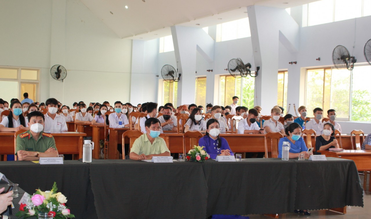 Kon Tum tổ chức gặp mặt 180 lưu học sinh Lào và Campuchia nhân dịp Tết Cổ truyền Kon Tum tổ chức gặp mặt 180 lưu học sinh Lào và Campuchia nhân dịp Tết Cổ truyền