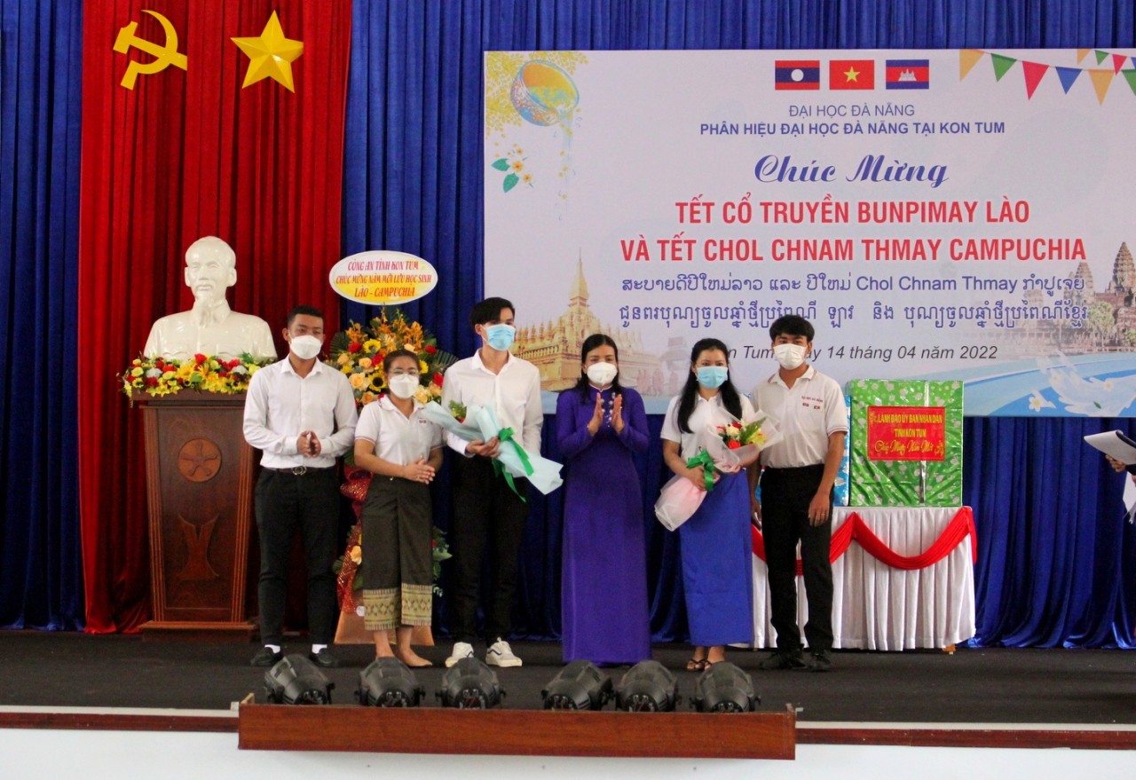 Kon Tum tổ chức gặp mặt 180 lưu học sinh Lào và Campuchia nhân dịp Tết Cổ truyền Kon Tum tổ chức gặp mặt 180 lưu học sinh Lào và Campuchia nhân dịp Tết Cổ truyền